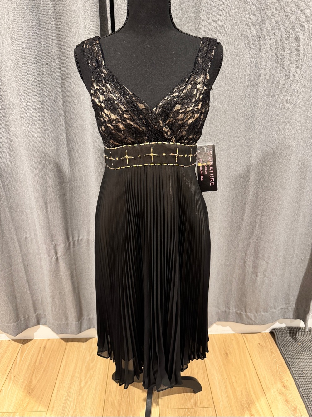 NWT-Signature Black Lace & Pleated Midi Dress-Size 6P